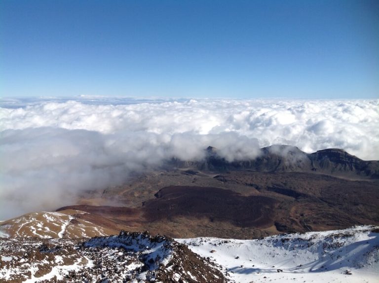 Über den Wolken: UL-Flug über Gebirge
